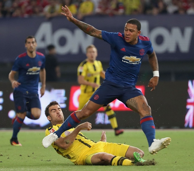 Memphis Depay để lỡ một cơ hội rất ngon ăn cho đội bóng nước Anh có tình huống phản công với ba người trong khi chỉ có một hậu vệ đeo bám. Tuy nhiên đường chuyền vào của Depay là quá tồi và dễ dàng bị cản phá. Ảnh: Internet.
