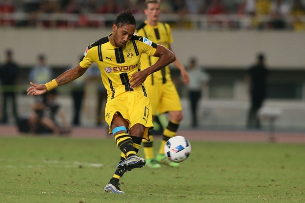 Phút 35, Valencia để bóng chạm tay trong vòng cấm và tiền đạo Pierre-Emerick Aubameyang không mắc sai sót nào trên chấm phạt đền để gia tăng cách biệt. Ảnh: Internet.