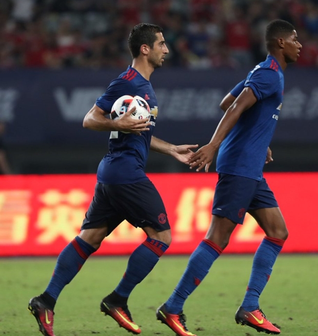 Xen giữa đó là bàn gỡ của Quỷ đỏ nước Anh do công tân binh Henrikh Mkhitaryan sau tình huống chơi vô cùng đồng đội từ Juan Mata. Ảnh: Internet.