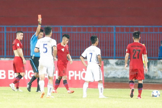 Hải Phòng phải nhận hai tấm thẻ đỏ gián tiếp trong hiệp hai. Ảnh: Minh Chiến.
