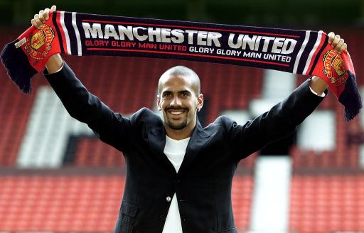 9. Juan Sebastian Veron (116 triệu euro): Cựu ngôi sao M.U cũng nằm trong danh sách cầu thủ du mục. Cựu tiền vệ người Argentina trải qua 12 bến đỗ trong sự nghiệp quần đùi áo số. Tổng số tiền các CLB bỏ ra để đổi lấy sự phục vụ của anh là 116 triệu euro. M.U là đội chịu chi nhất khi bỏ ra 42,6 triệu euro để mua Veron từ Lazio. Ảnh: Internet.
