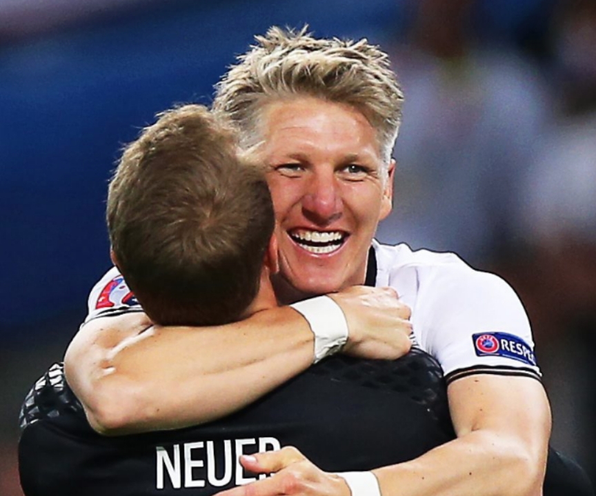 Schweinsteiger ăn mừng cùng Neuer. Ảnh: Internet.