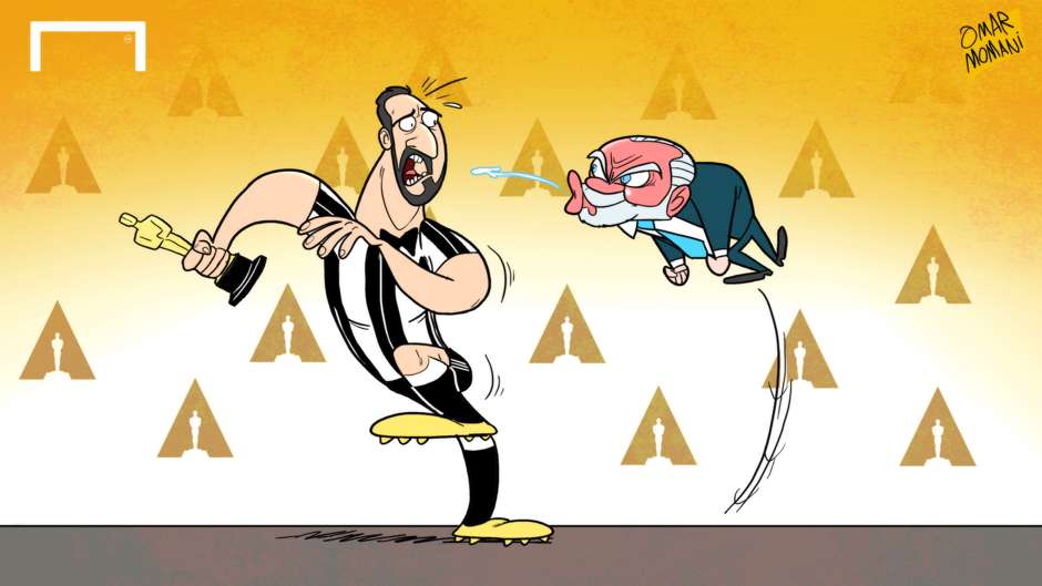 Vụ chuyển nhượng Gonzalo Higuain sang Juventus đã khép lại, tuy nhiên, dư âm vẫn còn đọng lại. Cho rằng Higuain phản bội Napoli để đầu quân cho kẻ thù - tức Juventus, chủ tịch Aurelio De Laurentiis (Napoli) đã mắng nhiếc ngôi sao người Argentina, ông gọi tiền đạo này giống như "một diễn viên hay kẻ dối trá". Ảnh: Goal.