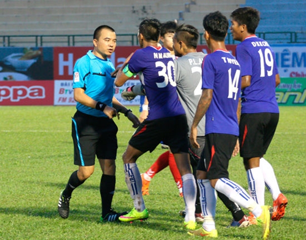 Trọng tài Phùng Đình Dũng bị cầu thủ đội Yadanarbon rượt đuổi tại BTV Cup 2015. Ảnh: I.T.