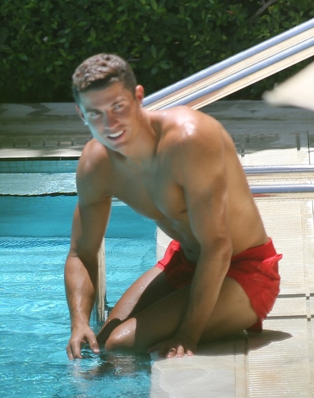 Nhìn Ronaldo lúc này, người ta thấy một siêu sao với vẻ ngoài điển trai, gương mặt thu hút, cơ thể vạm vỡ. Ảnh: Internet.