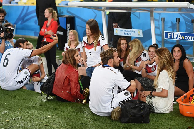 Sau World Cup 2014, tập thể WAGs Đức đã "rơi rụng" nhiều cái tên ưu tú. Ở phía xa, tiền vệ Sami Khedira và bạn gái xinh như mộng giờ chỉ còn là người dưng. Ảnh: Internet.