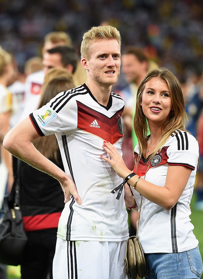 Ngược dòng thời gian trở về World Cup 2014, Schuerrle và bạn gái xinh đẹp gây ấn tượng mạnh bằng những bức ảnh tình cảm sau khi tuyển Đức đăng quang vô địch. Ảnh: Internet.