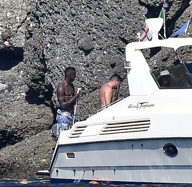 Mario Balotelli đang hưởng mức lương 90.000 bảng mỗi tuần ở Liverpool. Ảnh: Internet.