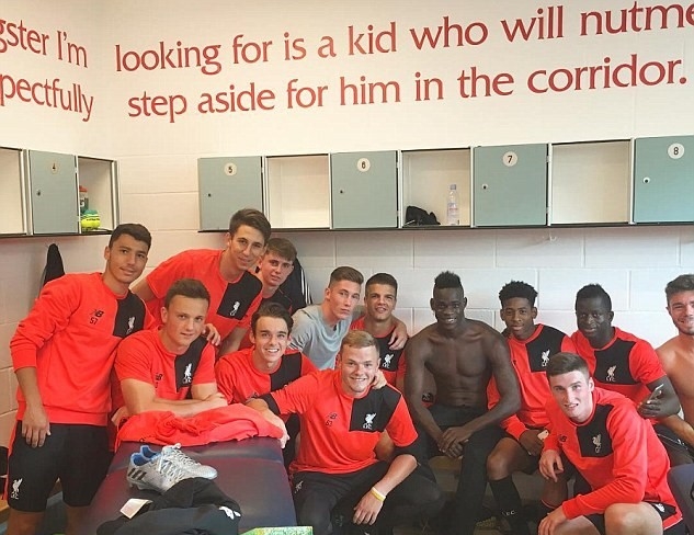 Trên trang cá nhân Instagram, Mario Baotelli đăng ảnh chụp cùng các cầu thủ trẻ Liverpool. Ảnh: Internet.