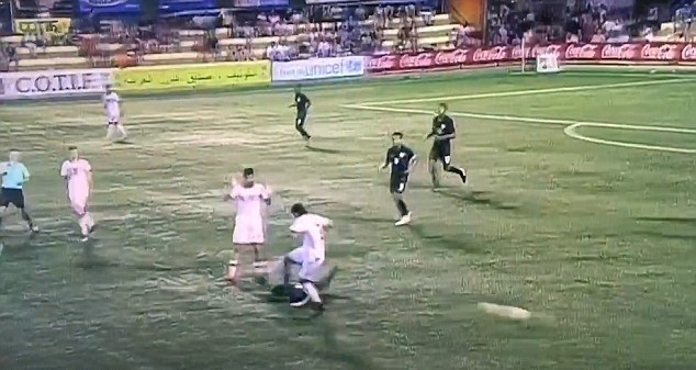 Cho rằng U19 Mỹ chơi xấu trước đó, một cầu thủ Bahrain đá mạnh quả bóng vào đầu tiền vệ số 10 của đội bạn khi anh này đang nằm sân vì bị phạm lỗi. Ảnh: Internet.