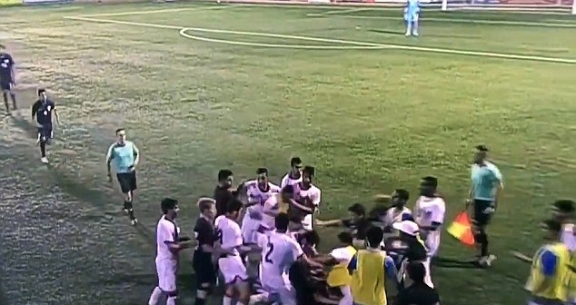 Trọng tài lao vào can thiệp tình huống ẩu đả. Ảnh: Internet.