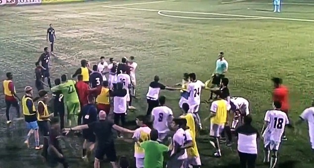 Ban tổ chức và cả ban huấn luyện hai đội phải rất vất vả để chấm dứt sự hổn loạn. Ảnh: Internet.