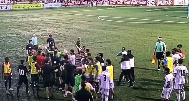 Kết quả là bốn chiếc thẻ đỏ được rút ra cho cả hai đội. Chung cuộc U19 Mỹ thất bại 1-3 và bị loại khỏi COTIF Tournament. Ảnh: Internet.