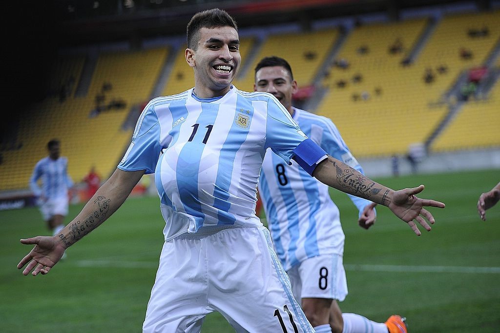 Angel Correa (tiền đạo): Anh hiện thuộc biên chế câu lạc bộ Atletico Madrid. Tuyển thủ của Olympic Argentina ghi 5 bàn sau 26 trận khoác áo đội chủ sân Vicente Calderon tại La Liga. Correa được đánh giá có phong cách thi đấu khá giống với tiền đạo Carlos Tevez. Anh có một lần ra sân trong màu áo đội tuyển quốc gia Argentina khi vào sân thay Ezequiel Lavezzi, sau đó đóng góp một bàn vào chiến thắng 7-0 ở trận giao hữu gặp Bolivia. Ảnh: Internet.