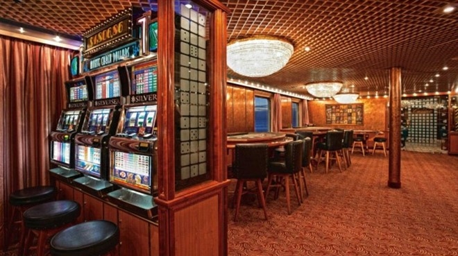 Hoặc chơi game, cũng như đánh bạc khi có cả hệ thống casino thu nhỏ. Ảnh: Internet.