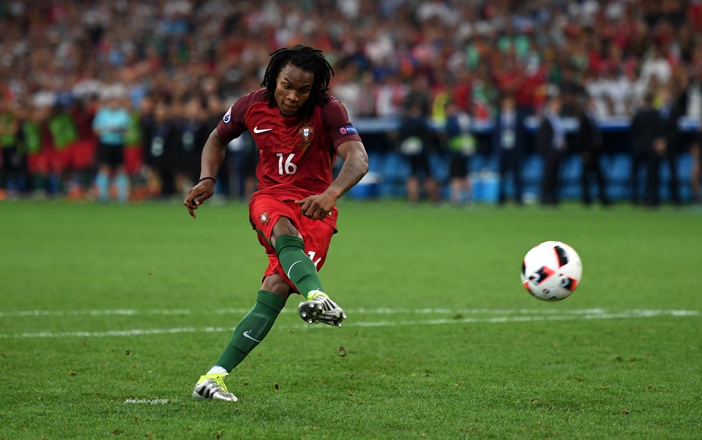Renato Sanches (từ Benfica sang Bayern Munich giá 27,5 triệu bảng): Đá cực hay ở EURO 2016, giá trị của Renato Sanches được đẩy lên cao. Tính ở thời điểm 1/6, theo Transfermakt, giá thị trường của Renato Sanches là 20 triệu euro. Còn tính đến 22/7, giá của anh là 30 triệu euro. Xét trong bối cảnh giá trị thật các đội phải bỏ ra để mua cầu thủ luôn cao hơn nhiều giá thị trường, có thể nói Hùm xám Bayern đã cực kỳ nhanh tay. Ảnh: Internet.