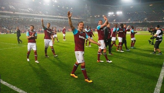 West Ham đã chia tay sân Upton Park bằng chiến thắng 3-2 trước Manchester United của Louis Van Gaal vào ngày 11/5/2016. Upton Park hay còn được biết đến với cái tên Boleyn Ground là sân nhà của CLB West Ham từ năm 1904 với sức chứa lên đến 36000 người. Cựu Chủ tịch FIFA Sepp Blatter từng miêu tả Boleyn Ground là SVĐ tuyệt vời thứ 2 trong bóng đá thế giới và nó phải dành cho "bóng đá lãng mạn". Ảnh: Internet.