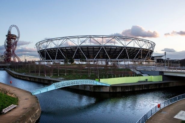 Sân vận động Olympic ở London là trung tâm của Thế vận hội mùa hè 2012 và Paralympic mùa hè 2012, chặng dừng chân cuối cùng trong đợt rước đuốc Thế vận hội Mùa hè 2012, là địa điểm tổ chức các sự kiện thể thao cũng như lễ khai mạc Thế vận hội Mùa hè 2012. Sân tọa lạc ở Lower Lea Valley Stratford, một vùng ở đông bắc London. Với sức chứa 80.000 khán giả, Olympic là sân vận động lớn thứ ba ở Anh sau sân vận động Wembley và Twickenham. Ảnh: Internet.