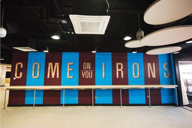 Slogan "Come On You Irons" được trang trí trên tường quầy bar Boleyn tọa lạc bên trong SVĐ Queen Elizabeth Olympic Park. Ảnh: Internet.