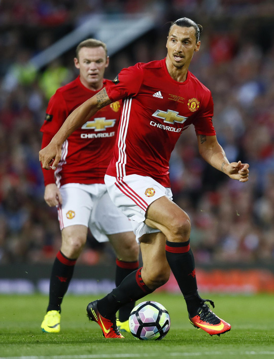 Sự góp mặt của Ibrahimovic giúp M.U có nhiều phương án tấn công hơn. Ảnh: Internet.