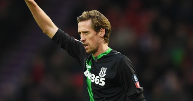 Peter Crouch: Tiền đạo nổi tiếng chiều cao siêu khủng này đã đầu quân cho Tottenham Hotspur từ khi mới 17 tuổi tuy nhiên anh lại thất bại trong việc tìm một chỗ đứng trong đội hình chính của CLB. "Sếu vườn" bị Spurs nhượng cho Dulwich Hamlet với giá 600 nghìn bảng trước khi tiếp tục cuộc hành trình đi qua nhiều CLB khác nhau như QPR, Southampton, Aston Villa, Liverpool,... Năm 2009, Crouch quay trở lại mái nhà xưa White Hart Lane với giá 10 triệu bảng, gấp 15 lần so với số tiền Spurs đã nhận được khi để anh ra đi. Ảnh: Internet.