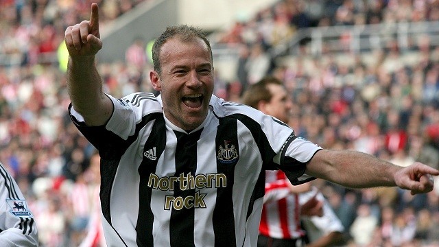 Alan Shearer: Năm 15 tuổi, Alan Shearer đã bị CLB Newcastle loại ra khỏi đội trẻ với vị trí thủ môn. Sau đó, anh đã chuyển sang học đá bóng ở CLB Southampton và xuất hiện lần đầu trong trận đấu với Chelsea vào 26/3/1988. Đến năm 1996 Newcastle đã đánh bại Manchester United trong cuộc đua giành lấy chữ ký của tiền đạo này bằng một bản hợp đồng “bom tấn”. Với phí chuyển nhượng lên tới 15 triệu bảng, Shearer đã phá kỷ lục chuyển nhượng thế giới tồn tại từ 4 năm trước (Lentini, 13 triệu bảng). Dù Shearer không có được danh hiệu lớn nào cùng với “Chích chòe”, nhưng anh vẫn là một tiền đạo giỏi của Premier League, anh giải nghệ cũng tại Newcastle và trở thành một huyền thoại thực sự của đội bóng này. Ảnh: Internet.