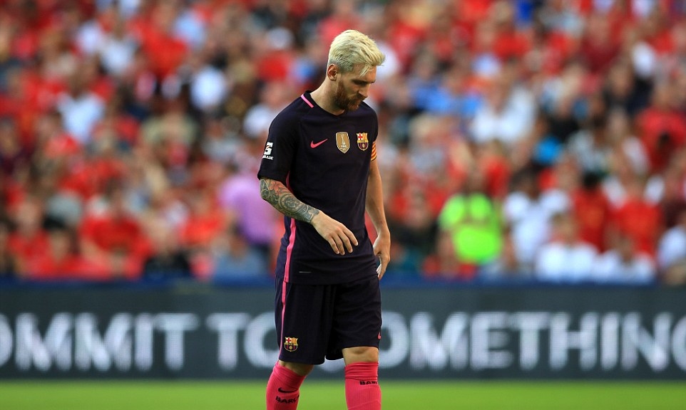 Dường như Lionel Messi vẫn chưa ở trạng thái tốt nhất, anh hoàn toàn mờ nhạt trước hàng phòng ngự The Kop. Ảnh: Internet.