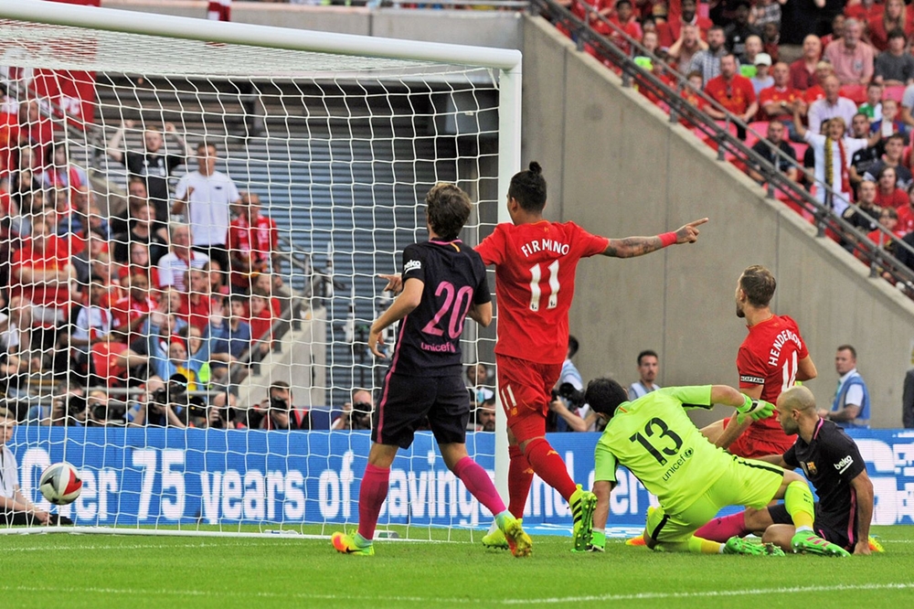 Hiệp hai chỉ bắt đầu được vài phút, hàng phòng ngự ông lớn xứ Catalan lại tiếp tục sai sót. Trong nỗ lực ngăn cản đường căng ngang của Henderson, trung vệ Javier Mascherano đã tự đưa bóng vào khung thành đội nhà. Ảnh: Internet.