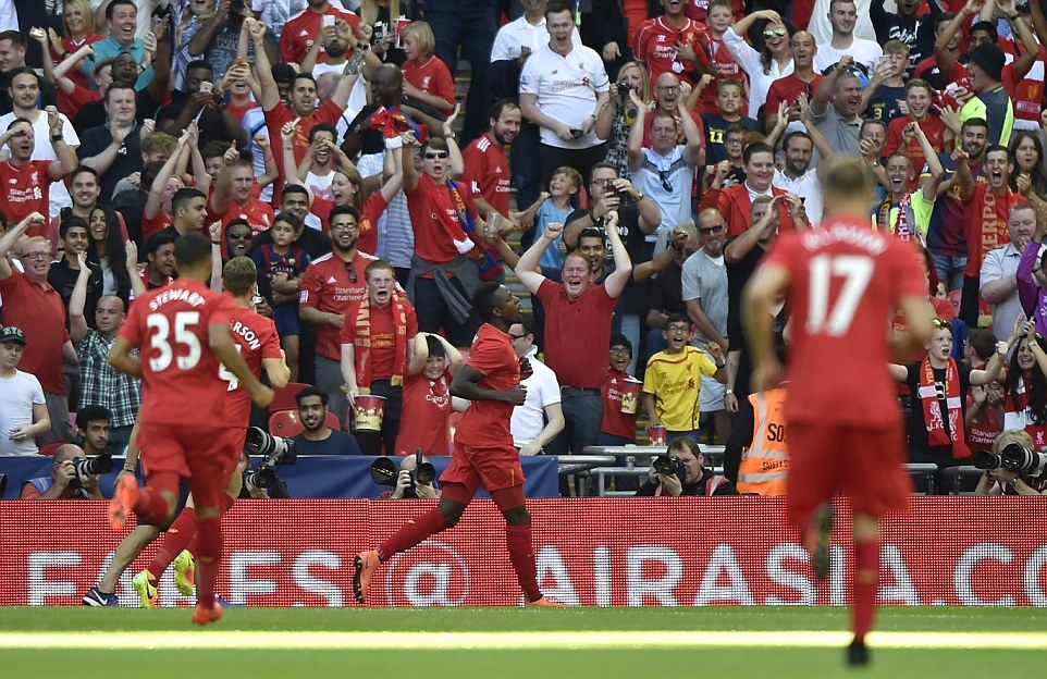 Chưa hết choáng váng, Barcelona tiếp tục nhận bàn thua chỉ sau đó một phút. Divock Origi là người trừng phạt sai lầm của hàng phòng ngự đối phương. Ảnh: Internet.