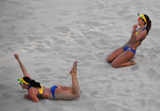 Đôi VĐV Agatha Bednarczuk - Barbara Seixas de Freitas của Brazil giành chiến thắng trước CH Czech. Ảnh: Internet.