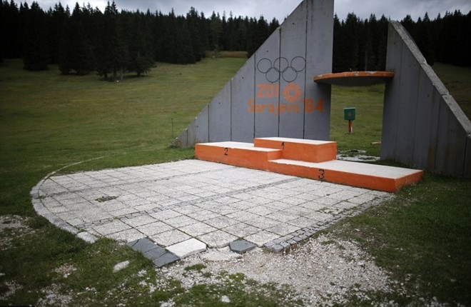 Bục trao huy chương tại Thế vận hội mùa đông Sarajevo 1984 trên đỉnh núi Igman tại Bosnia và Herzegovina đã bị mục nát sau hơn 30 năm bỏ hoang. Ảnh: Internet.