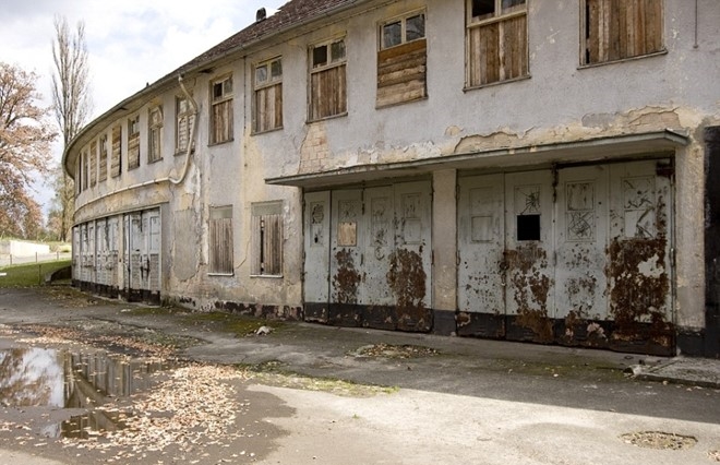 Khu nhà VĐV Olympics Berlin 1936 với những bức tường bong tróc loang lổ. Ảnh: Internet.