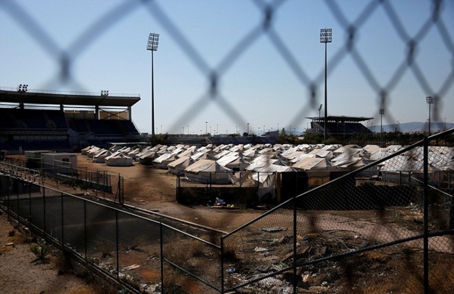 Hàng chục chiếc lều của người tị nạn được dựng lên tại sân bóng chày trong khu phức hợp Olympic Hellenikon ở Athens. Ảnh: Internet.