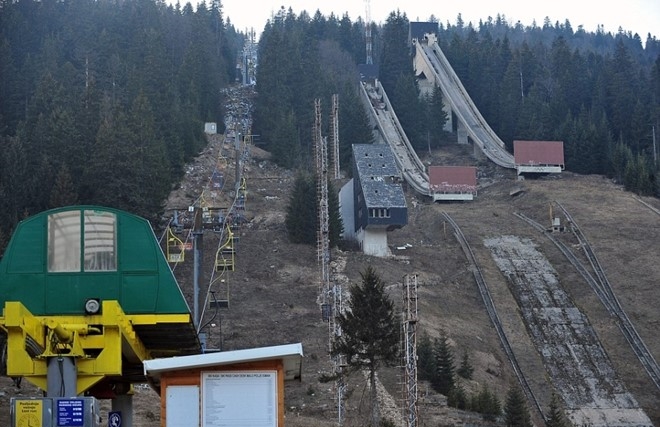 Cáp treo đưa khán giả lên đỉnh núi ở Olympic 1984 bị bỏ hoang. Ảnh: Internet.