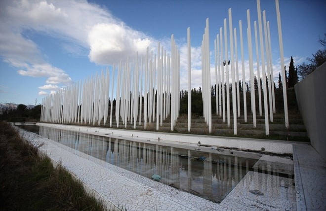 Cảnh hoang vắng ở khu vực thượng cờ các nước, Olympics 2004. Ảnh: Internet.