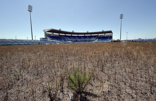 Cỏ dại mọc kín sân bóng chày Olympics 2004. Ảnh: Internet.