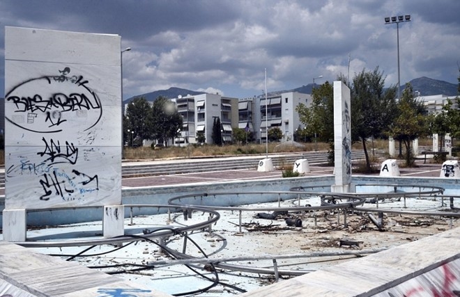 Làng VĐV Olympics Athens chỉ còn là đống đổ nát. 9 tỷ USD đổ vào Thế vận hội đã góp phần đánh gục kinh tế Hy Lạp sau này. Ảnh: Internet.
