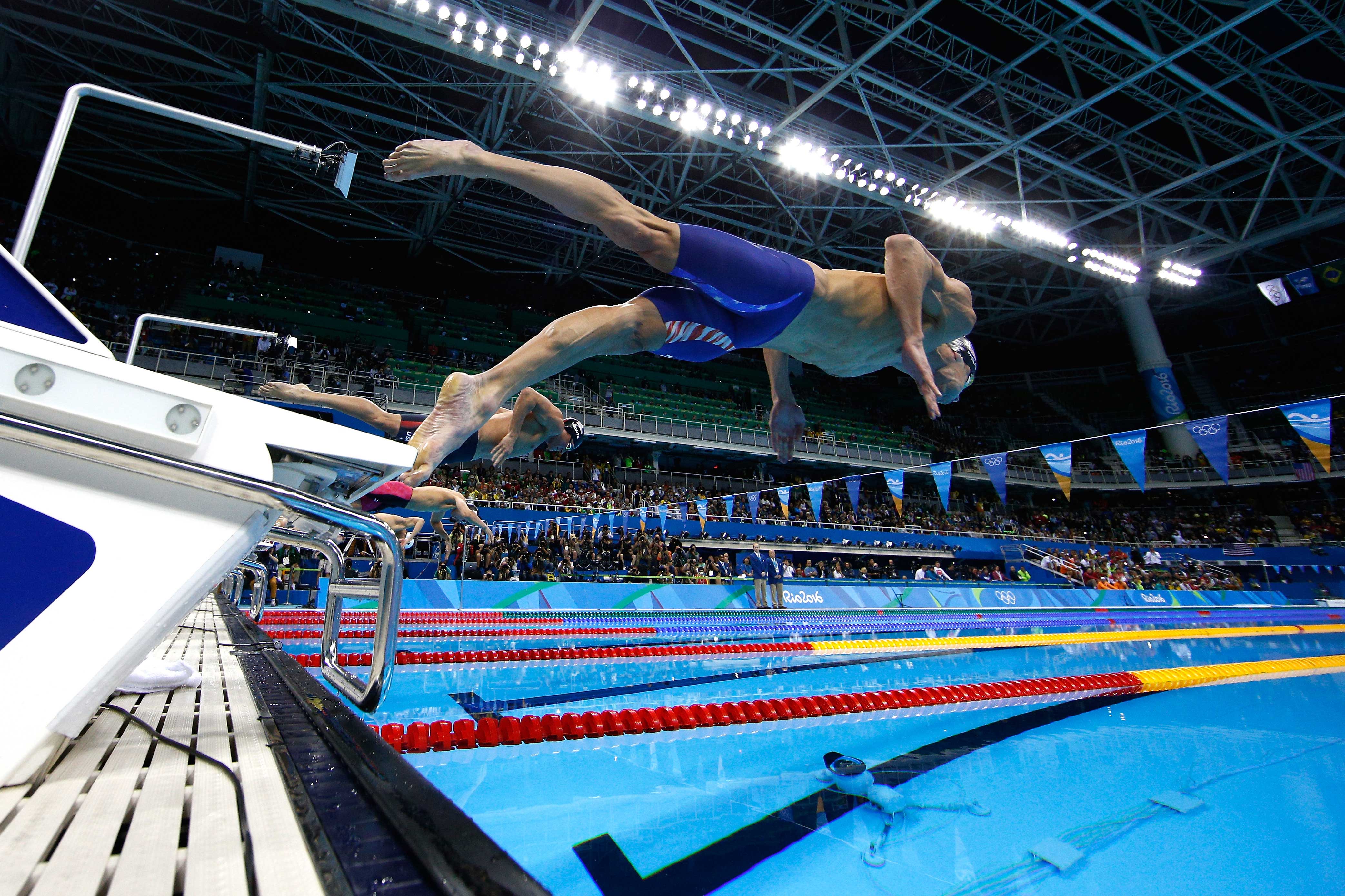 Đôi khi xuất phát chậm hơn đối thủ nhưng bằng pha nước rút thần kỳ, Phelps vẫn biết cách vượt lên để giành chiến thắng. Ảnh: Internet.