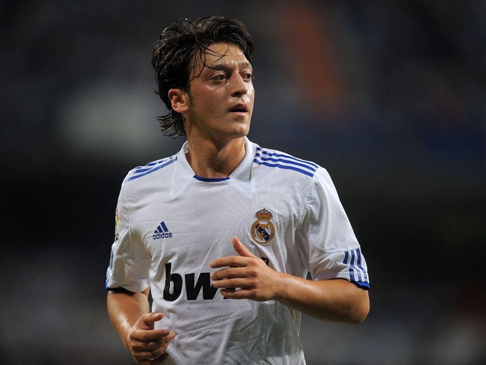 Mesut Ozil, Real Madrid, 2010: Sau màn trình diễn ấn tượng cùng ĐT Đức tại World Cup 2010, Ozil đã được Mourinho đem về sân Bernabeu khi mới chỉ 21 tuổi. Và Mesut Ozil đã chứng tỏ cho cả thế giới thấy rằng cái giá 12 triệu euro mà Real của Mourinho lúc đấy phải bỏ ra là quá rẻ so với tài năng của mình. Tiền vệ người Đức là cái tên không thể thiếu ở tuyến giữa của Real Madrid trong suốt 3 mùa giải mà Mourinho dẫn dắt CLB. Huấn luyện viên người Bồ Đào Nha cũng từng khen ngợi Ozil là số 10 xuất sắc nhất thế giới. Số tiền lên tới 42.5 triệu bảng mà Arsenal đã trả để có được Ozil vào năm 2013 đã biến anh trở thành cầu thủ người Đức đắt giá nhất mọi thời đại và cầu thủ đắt giá nhất mà Real từng bán. Ảnh: Internet.