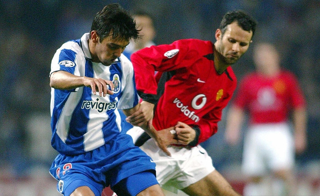 Paulo Ferreira, Porto, 2002: Chuyển tới Porto từ Setubal với giá 2 triệu euro, Ferreira đã trở thành cậu học trò cưng nhất của ông thầy đồng hương. Cùng với Mourinho, Ferreira là một trong những nhân tố chính làm nên kì tích vô địch UEFA Cup và Champions League của Porto mùa bóng 2003/04. Sau chiến tích huy hoàng đó, Mourinho rời Porto để bắt đầu cuộc hành trình cùng gã nhà giàu mới nổi Chelsea tại Premier League. Ferreira cũng nghe theo tiếng gọi của ông thầy để chuyển đến Chelsea với một bản hợp đồng trị giá 20 triệu euro. Anh cống hiến cho Chelsea tới khi giải nghệ năm 2013, kịp đoạt chức vô địch Champions League lẫn Europa League cùng CLB và trở thành một cầu thủ rất được các cổ động viên yêu mến. Ảnh: Internet.