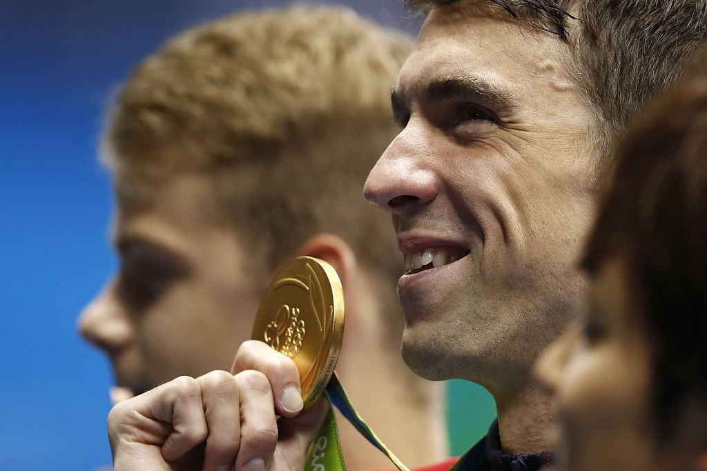 Michael Phelps rơi lệ trên bục nhận HCV nội dung 200 m bơi bướm của nam. Anh về nhất với thời gian 1 phút 53 giây 36. Đây là lần thứ ba kình ngư người Mỹ giành HCV ở nội dung này tại các kỳ Thế vận hội. Ảnh: Internet.