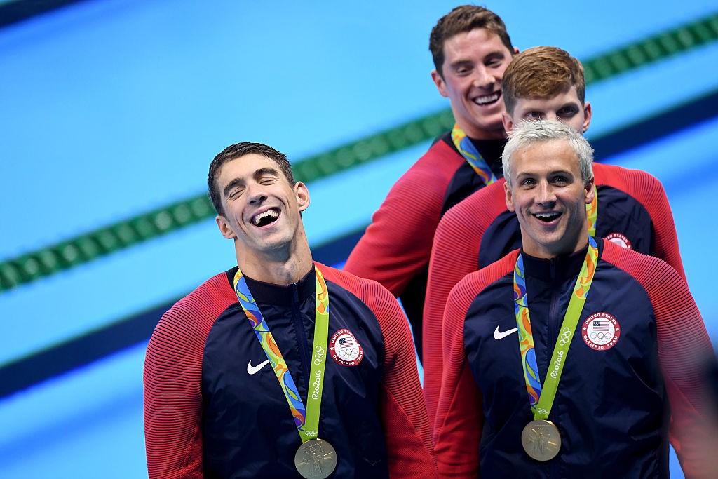 Michael Phelps cùng 3 đồng đội Townley Haas, Conor Dwyer, Ryan Lochte giành HCV 4x200 m tự do tiếp sức với thời gian 7 phút 00 giây 66. Đây là lần thứ tư liên tiếp anh giành chiến thắng ở nội dung này. Ảnh: Internet.