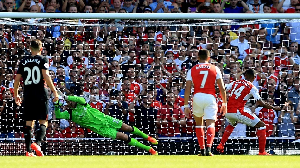 Trận đấu bắt đầu với nhịp độ cao và rất hấp dẫn. Ngay phút 28, Arsenal đã bỏ lỡ cơ hội mở tỷ số khi trên chấm phạt đền Theo Walcott đã không thể đánh bại thủ thành Simon Mignolet. Ảnh: Internet.