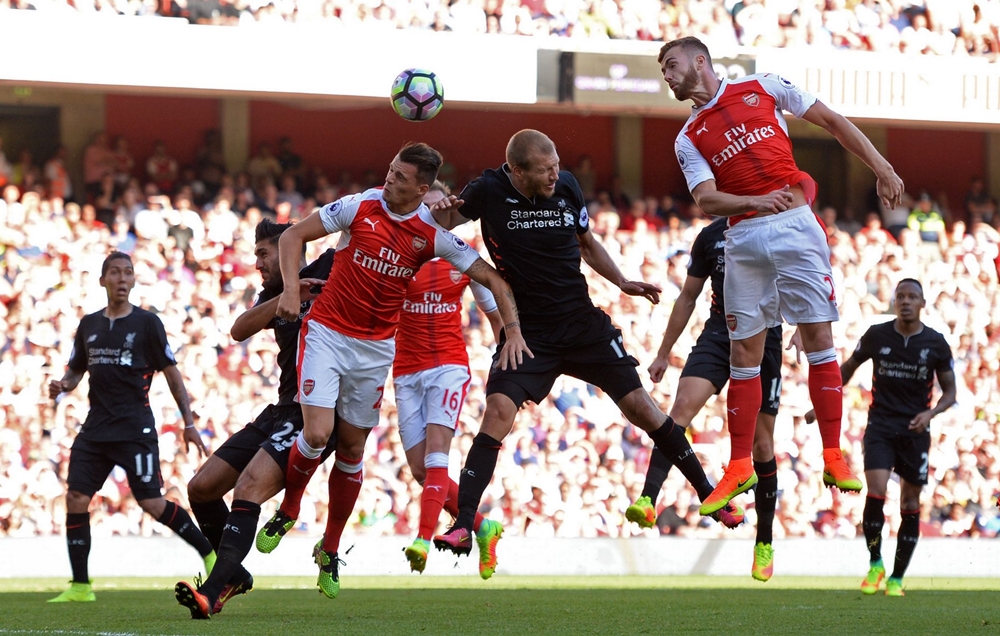 Lần lượt Alex Oxlade-Chamberlain rồi Calum Chambers giúp đội chủ nhà đưa tỷ số rút ngắn xuống còn 3-4. Ảnh: Internet.