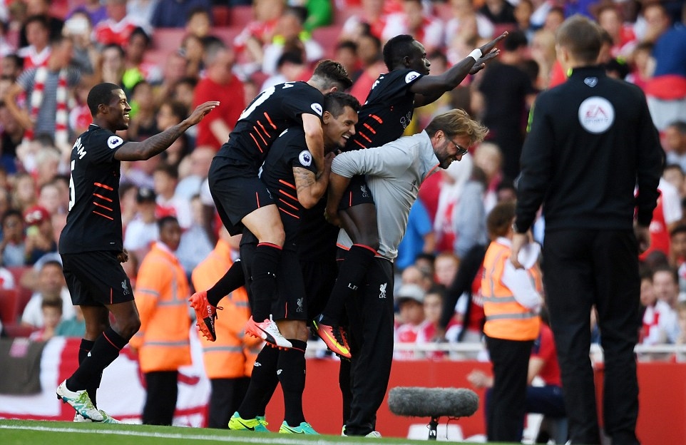Đến lúc này ai cũng nghĩ chiến thắng đã nằm chắc trong tay đoàn quân của HLV Jurgen Klopp. Hình ảnh thú vị khi nhà cầm quân người Đức cõng học trò ăn mừng bàn thắng. Ảnh: Internet.