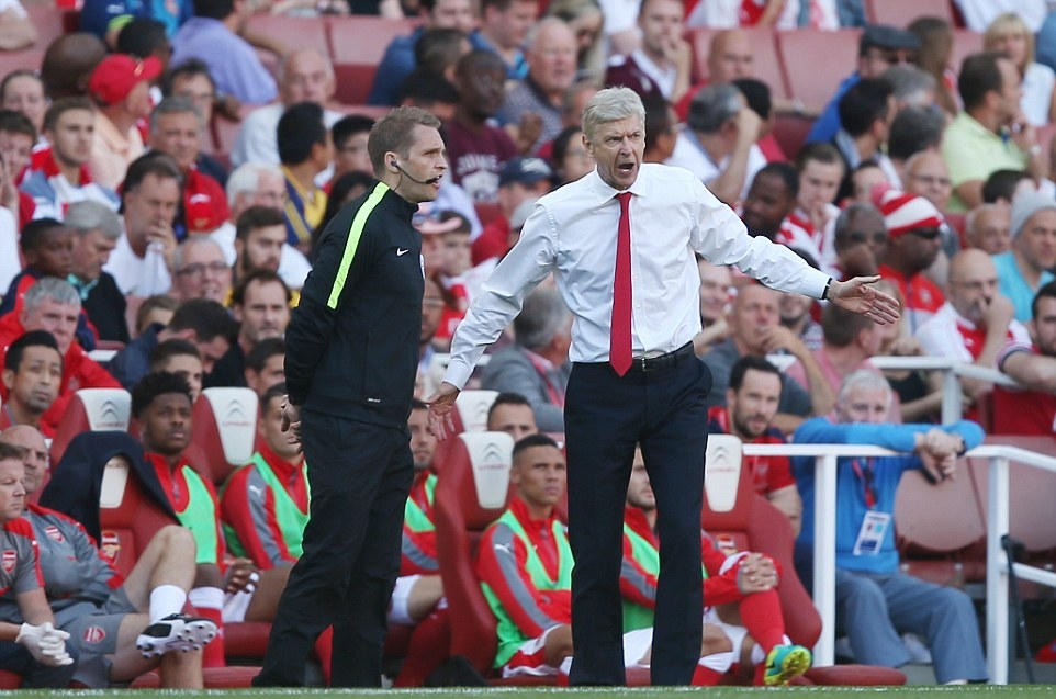 Thế nhưng bên kia chiến tuyến HLV Arsene Wenger không dễ chấp nhận thất bại. Ảnh: Internet.
