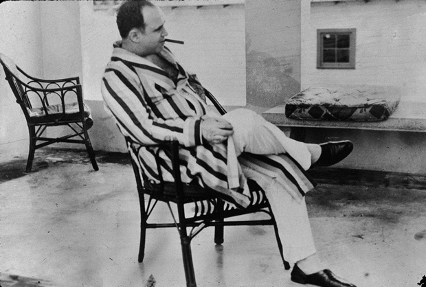Al Capone trong một lần nghỉ lại tại Florida cùng gia đình. Ảnh: Internet.