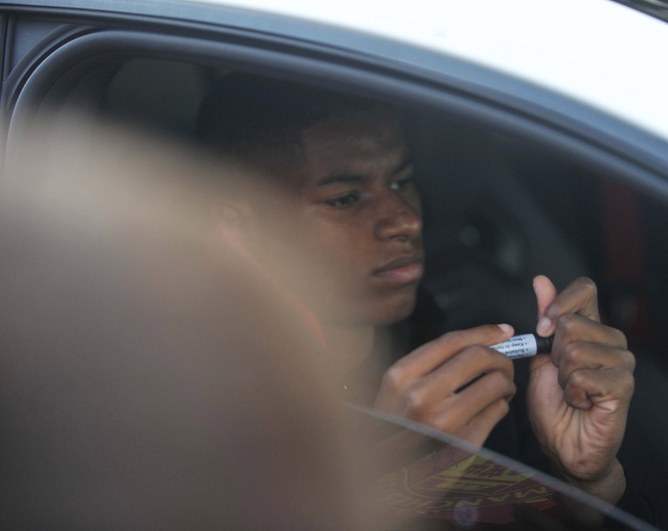 Chân sút mới nổi hồi cuối mùa giải năm ngoái Marcus Rashford là một trong những người được săn đón nhiều. Tuy vậy sự mạo hiểm của CĐV nhỏ tuổi khiến anh khó chịu. Ảnh: Internet.
