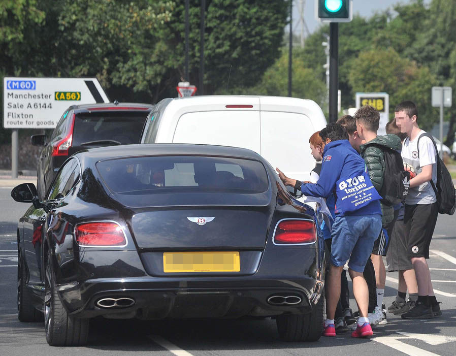 Xe của Chris Smalling cũng chẳng khá hơn. Ảnh: Internet.
