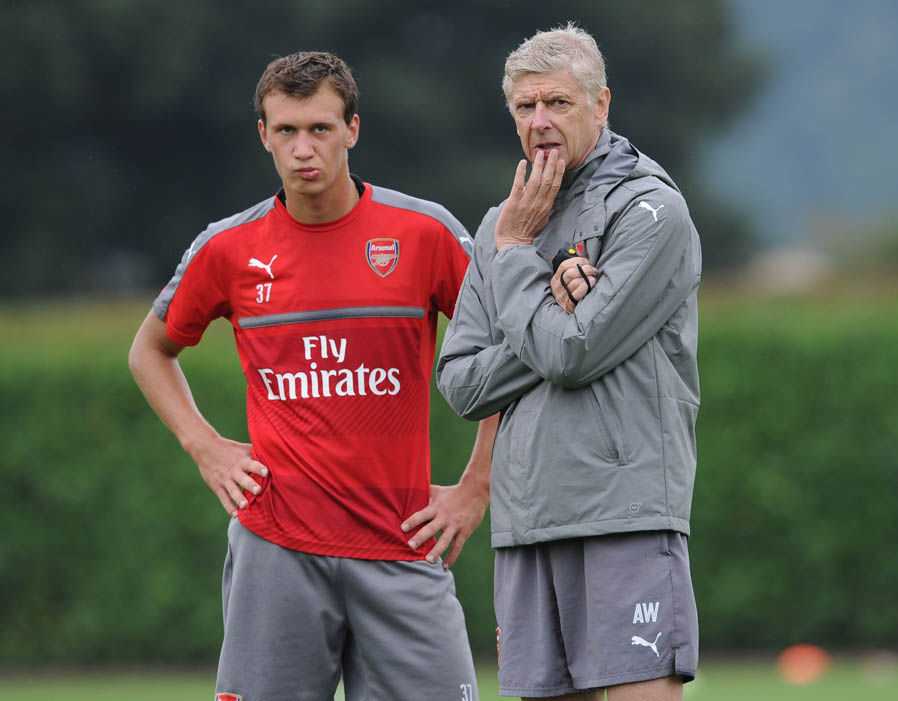 Cùng nhăn nhó với anh còn có HLV Arsene Wenger. Nhà cầm quân người Pháp đang rất đau đầu vì hàng thủ nát bươm của mình. Ảnh: Internet.